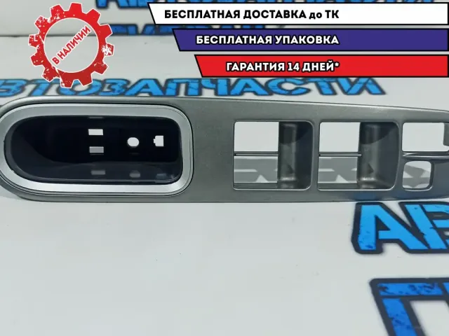 Накладка блока стеклоподъемниками Subaru Tribeca 94266-XA00A-MW. Дефект.