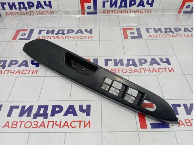 Накладка блока управления стеклоподъемниками Suzuki SX4 8372580J10