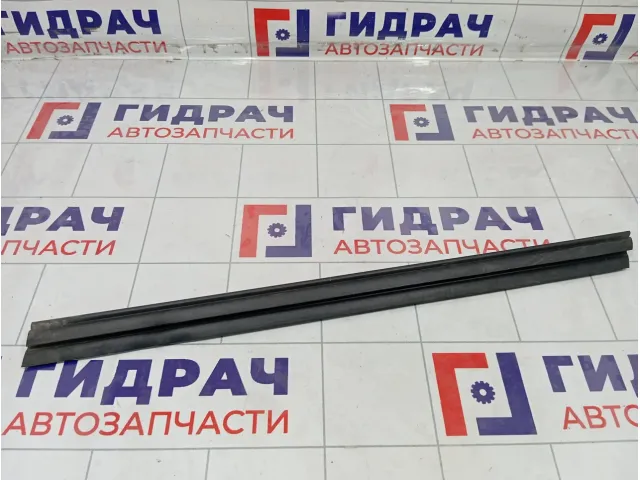 Уплотнитель стекла задний левый Suzuki SX4 8386180J00