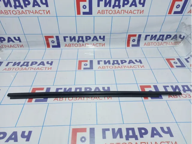 Накладка стекла переднего правого наружная Suzuki SX4 83811-79J00