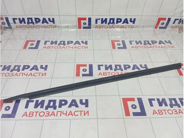 Накладка стекла переднего левого Suzuki Swift 8382162J00