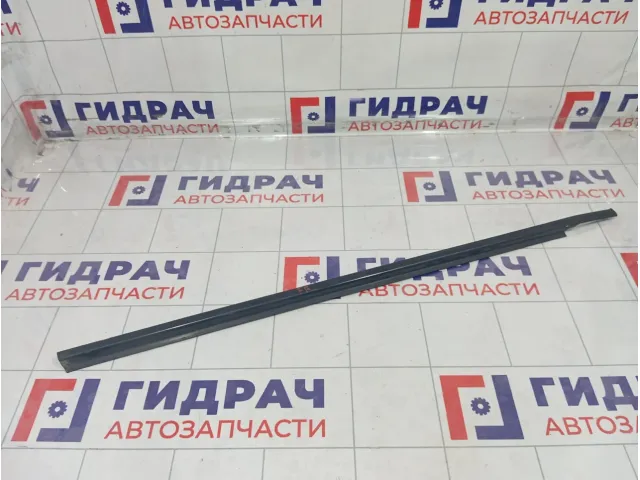 Накладка стекла переднего правого Suzuki Swift 8381163J00