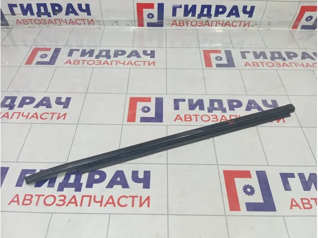 Накладка стекла заднего правого Suzuki Swift 8383163J00