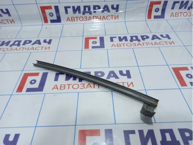 Направляющая стекла двери передней левой Suzuki Grand Vitara (JT) 81740-65J00