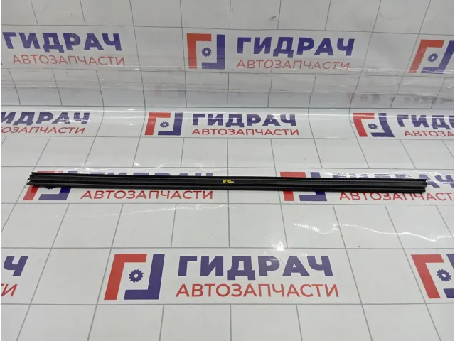 Накладка стекла переднего правого Suzuki Vitara (LY) 8385154P00