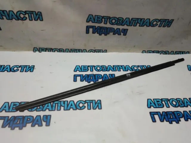 Накладка стекла переднего правого Toyota Corolla E150 7571012780 Отличное состояние