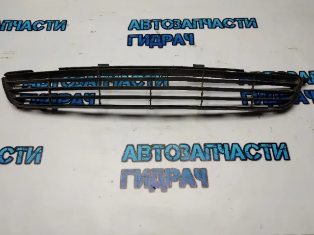 Решетка в бампер центральная Toyota Corolla E150 5311212130 Хорошее состояние