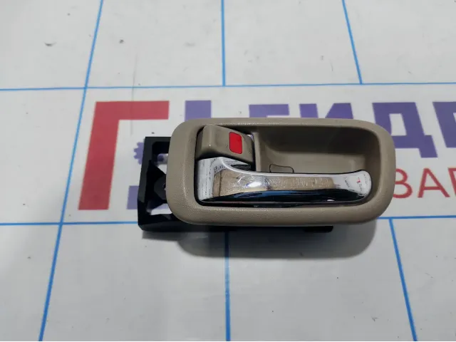 Ручка двери внутренняя левая Toyota Land Cruiser (J100) 69206-47010-A0