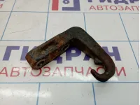 Крюк буксировочный передний Toyota Land Cruiser (J100) 51961-60190