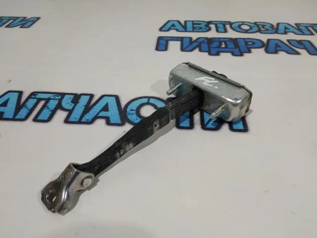 Ограничитель двери передней левой Toyota Camry 70.