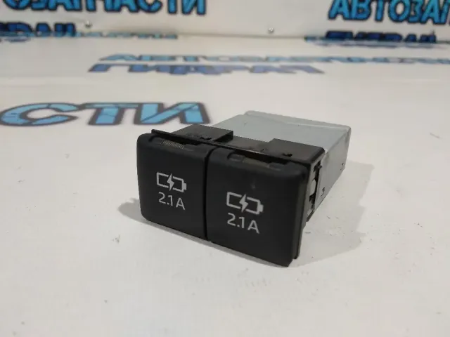 Блок USB Toyota Camry 70 8553233010.