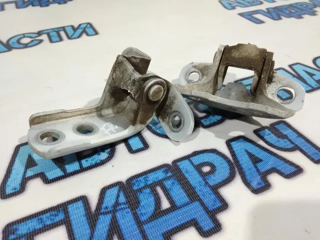 Петли двери передней правой Toyota Camry 70 6871012150.