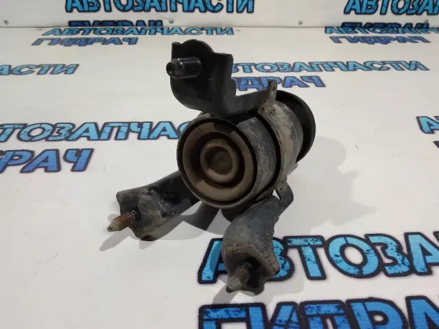 Опора двигателя передняя Toyota Camry 70 1236125050