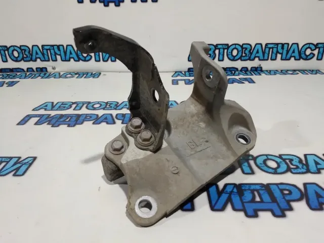 Кронштейн опоры двигателя левый Toyota Camry 70 1230436080
