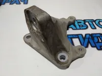Кронштейн опоры двигателя передний Toyota Camry 70 1231136170