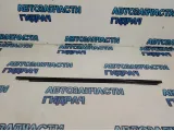 Накладка стекла переднего левого Toyota Land Cruiser 100 7572060060.