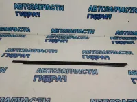 Накладка стекла переднего левого Toyota Land Cruiser 100 7572060060.
