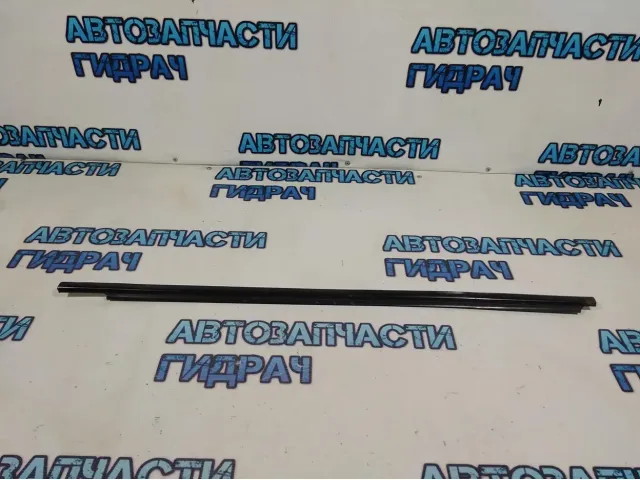 Накладка стекла переднего левого Toyota Land Cruiser 100 7572060060.