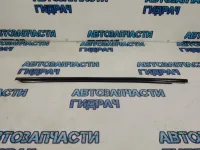 Накладка стекла переднего правого Toyota Land Cruiser 100 7571060060.