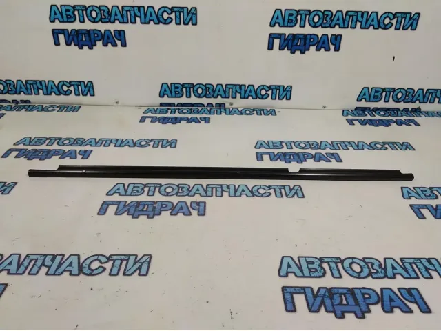 Накладка стекла заднего левого Toyota Land Cruiser 100 7574060040.