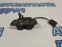 Замок багажника верхний Toyota Land Cruiser 100 6935060120.