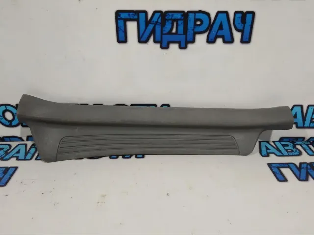 Накладка порога внутренняя задняя правая Toyota Land Cruiser 100 6791760040