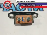 Петля двери багажника верхняя левая Toyota Land Cruiser 100 6882095J02