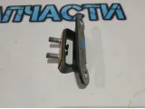 Петля двери багажника верхняя левая Toyota Land Cruiser 100 6882095J02