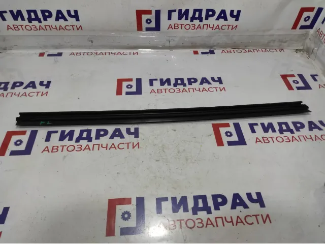 Уплотнитель стекла двери передний левый Toyota Auris (E150) 68172-02120.