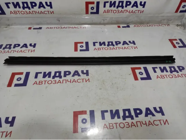 Уплотнитель стекла двери передний правый Toyota Auris (E150) 68171-02130.