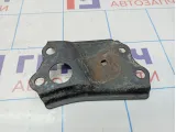 Кронштейн передней балки правый Toyota Auris (E150) 52255-02010.