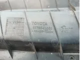 Накладка решетки стеклоочистителей левая Toyota Auris (E150) 55709-02210. Сломано крепление.