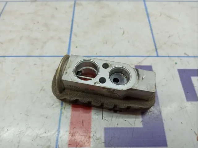 Клапан кондиционера Toyota Auris (E150) 8851542090.