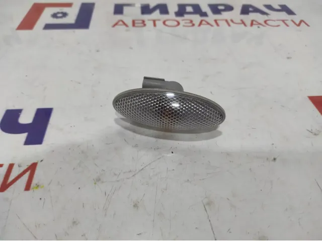 Повторитель на крыло белый Toyota Auris (E150) 81730-0D030.