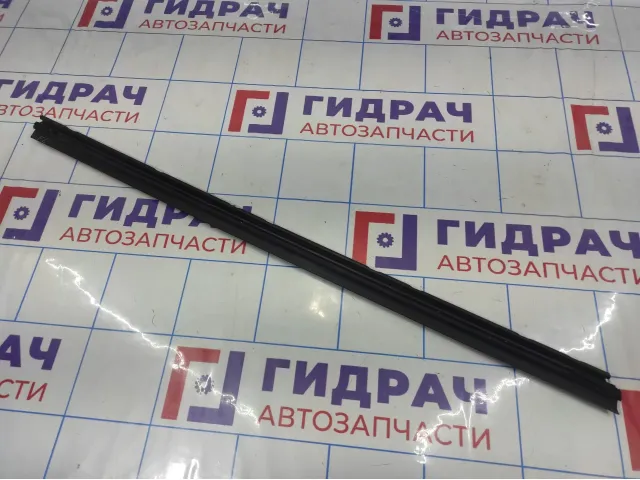 Уплотнитель стекла двери передний левый Toyota Auris (E150) 68172-02120.
