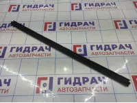Уплотнитель стекла двери передний правый Toyota Auris (E150) 68171-02130.