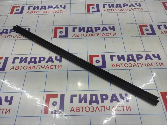 Уплотнитель стекла двери передний правый Toyota Auris (E150) 68171-02130.