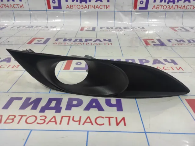 Рамка противотуманной фары правой Toyota Auris (E150) 81481-02050. Дефект.