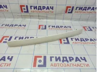 Накладка двери багажника Toyota Auris (E150) 76811-02180. Дефект.