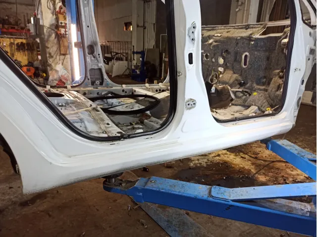 Порог со стойкой правый Toyota Auris (E150) .