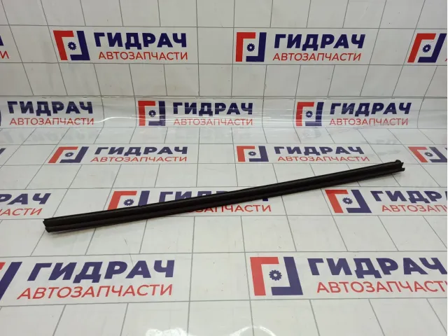 Уплотнитель стекла переднего левого Toyota Avensis (T250) 68172-05051