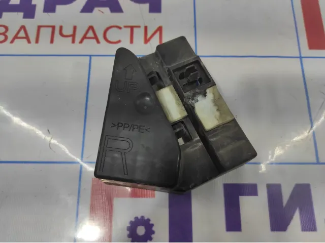 Кронштейн (сопут. товар) Toyota Avensis (T250) 6773105010. Правый.