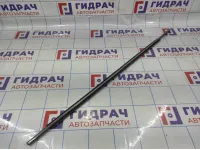 Накладка стекла переднего правого Toyota Avensis (T250) 7571020490. Хром.