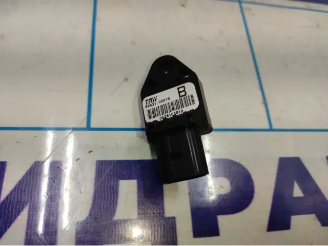 Датчик AIR BAG Toyota Avensis (T250) 8983105010.