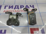 Петли двери передней правой Toyota Avensis (T250) . Комплект.