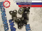 Петля двери шт Toyota Avensis 2008