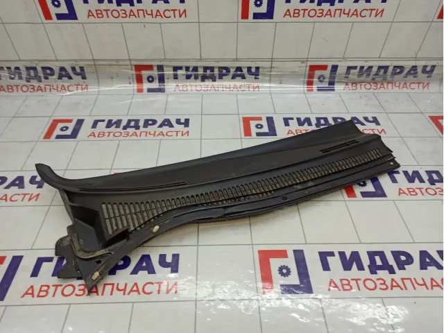 Решетка под лобовое стекло (Жабо) правая Toyota Avensis 5578105061