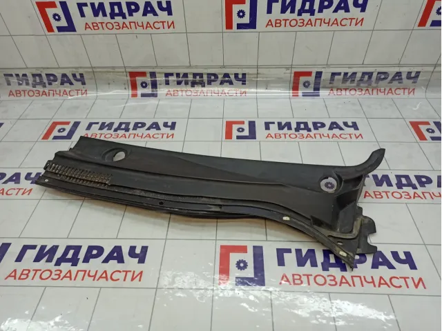 Решетка под лобовое стекло (Жабо) левая Toyota Avensis 5578205041