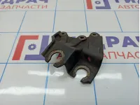 Кронштейн крепления троса КПП Toyota Avensis (T250) 33524-20040.