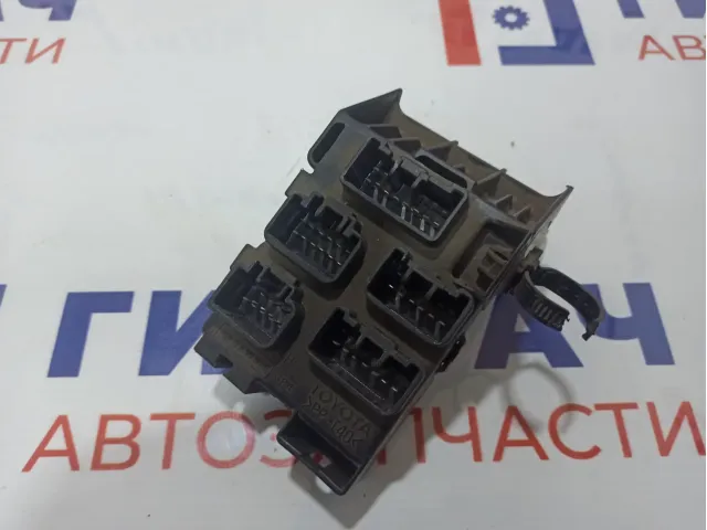 Блок предохранителей Toyota Avensis (T250) 82734-05030.